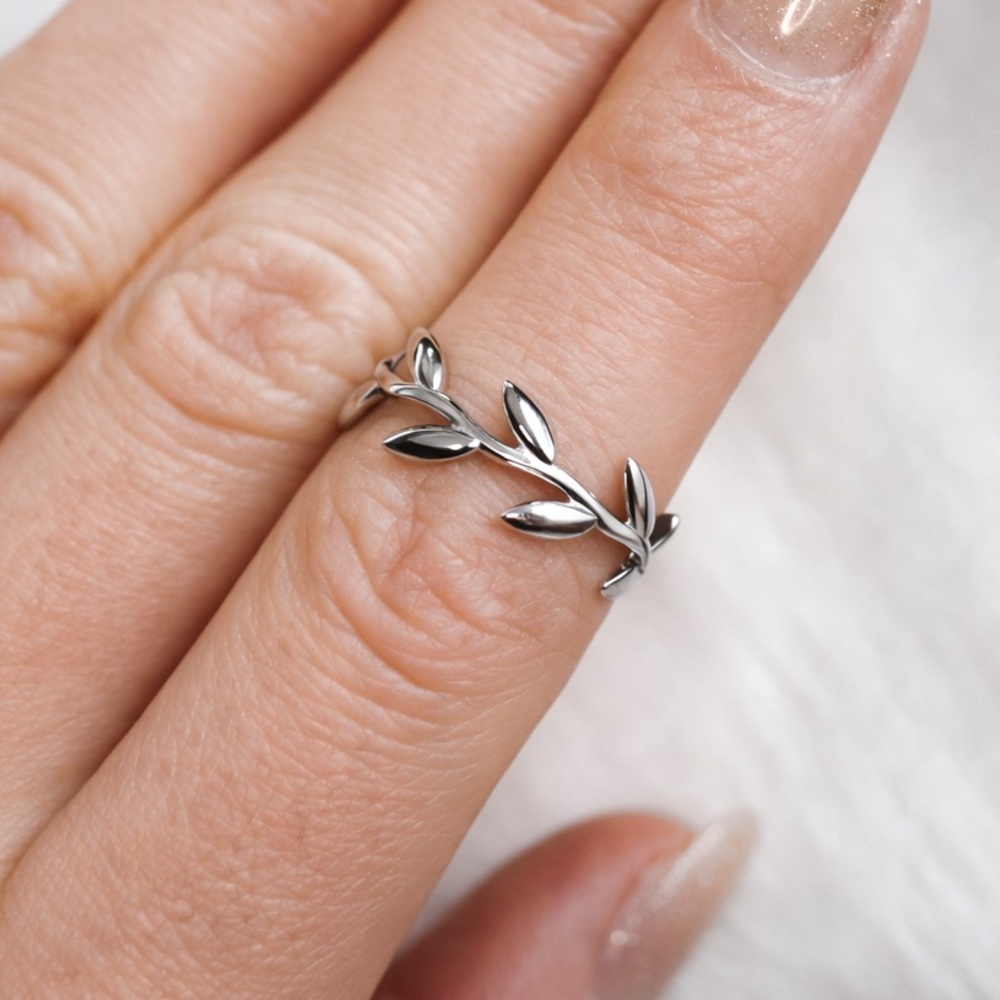 Elegant Sterling Silver Leaf Ring Size 7